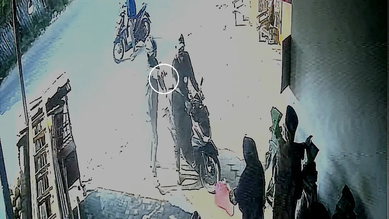 Tangkapan layar rekaman kamera CCTV memperlihatkan pedagang kue di Bandar Lampung ditodong senjata api oleh komplotan begal saat menggiling kopi. Foto : (Istimewa).