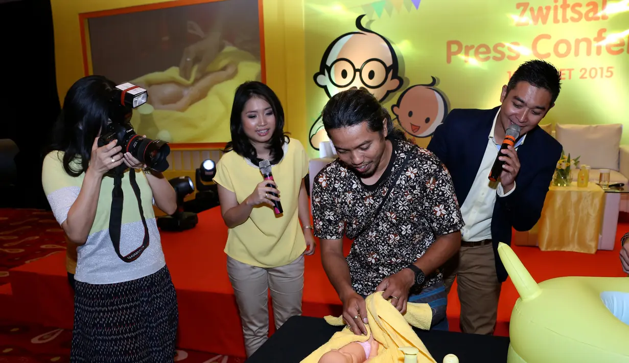 Bagaimana pendapat kalian tentang keahliannya memegang kamera? Sudah layak disebut profesional? (Foto: Galih W. Satria)