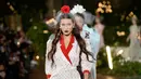 Bella Hadid berjalan di catwalk untuk show Rodarte pada New York Fashion Week: The Shows di New York City, Selasa (11/2/2020). Bella Hadid seolah-olah kembali ke era tahun 50an dalam balutan gaun polkadot merah dan putih dengan kerudung yang menutupi wajahnya. (FERNANDA CALFAT/GETTY IMAGES/AFP)