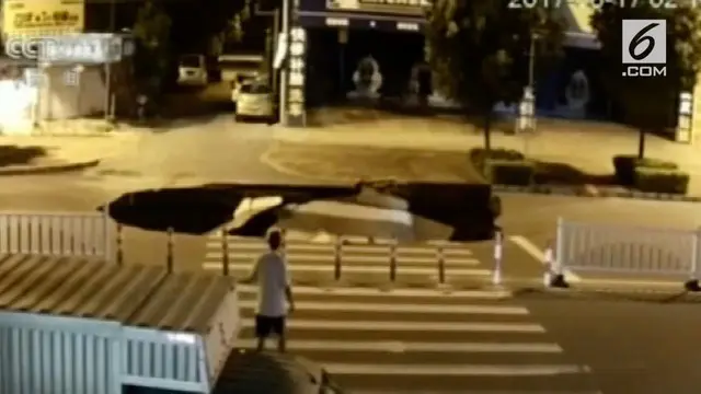 VIDEO: Pengendara Motor Tersedot Sinkhole