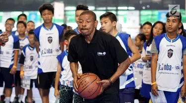 Mantan pemain NBA, Muggsy Bogues membawa bola pada acara Regional Selection Camp Jr. NBA Indonesia 2018 di Cilandak Sport Center, Jakarta. Pemain terpendek ini melatih anak-anak bermain bola basket. (Liputan6.com/Fery Pradolo)