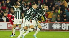 Bek Manchester United atau MU, Diogo Dalot (tengah) merayakan gol yang dicetaknya ke gawang Sheffield United pada laga pekan ke-9 Premier League 2023/2024 di Stadion Bramall Lane, Minggu (22/10/2023) dini hari WIB. (AP Photo/Jon Super)