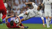Aksi Cristiano Ronaldo saat berebut bola dengan pemain Bayern Munchen, Xabi Alonso pada leg kedua perempatfinal Liga Champions di Santiago Bernabeu stadium, Madrid, (18/4/2017). Real Madrid menang 4-2. (AP/Francisco Seco)