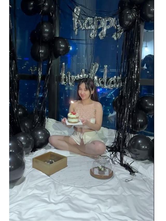 6 Potret Cupi Cupita Ulang Tahun ke-32, Rayakan Bareng Gofar Hilman