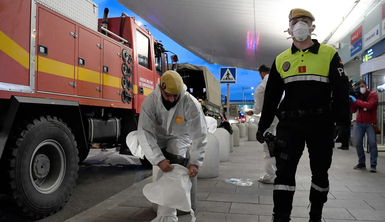 Anggota Unit Darurat Militer bersiap melakukan disinfeksi di Bandara Josep Tarradellas Barcelona-El Prat, El Prat de Llobregat, Spanyol, 19 Maret 2020. Hingga 21 Maret 2020, Spanyol melaporkan 21.571 kasus virus corona COVID-19 dengan 1.093 orang dinyatakan meninggal. (Photo by Josep LAGO/AFP)