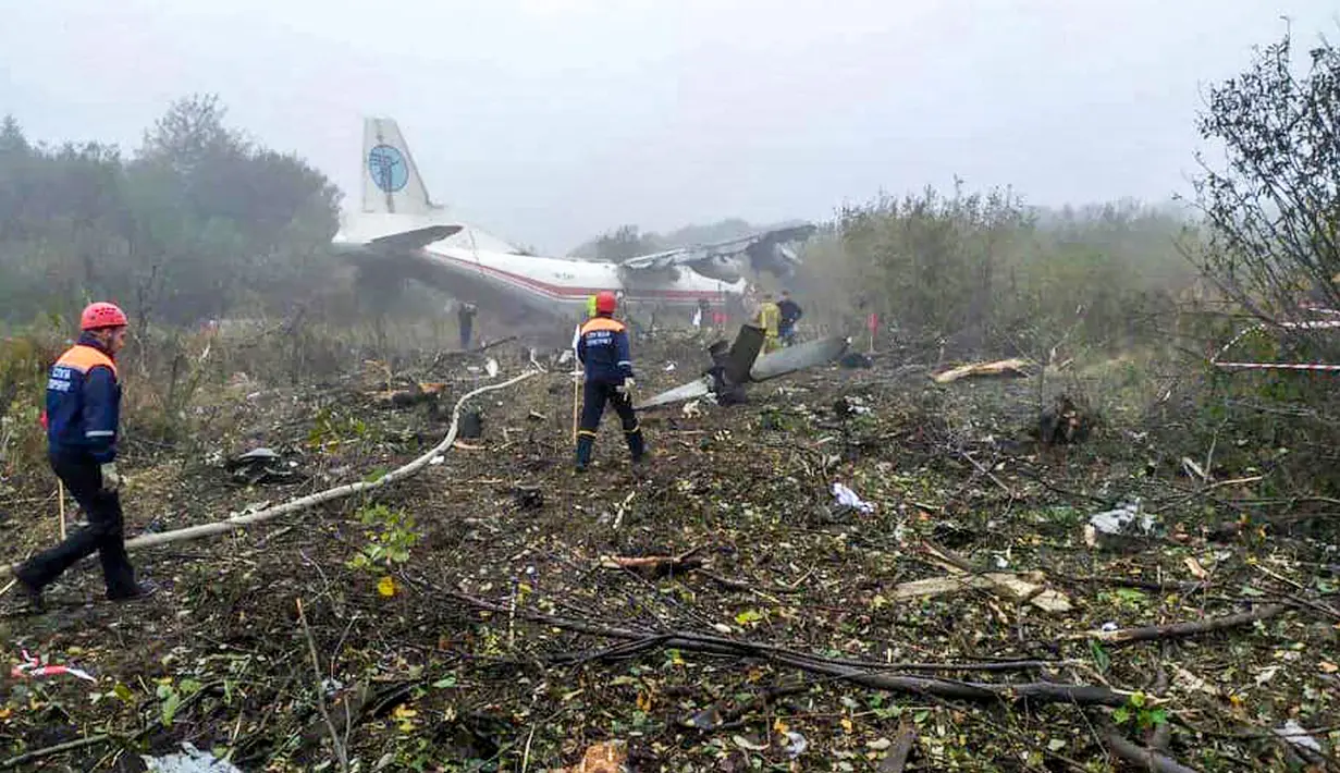 Tim penyelamat memeriksa lokasi kecelakaan pesawat kargo Antonov-12 di Lviv, Ukraina, Jumat (4/10/2019). Burung besi itu terbakar pada jarak 1,5 kilometer dari bandara Lviv. (HANDOUT/UKRANIAN EMERGENCY MINISTRY/AFP)