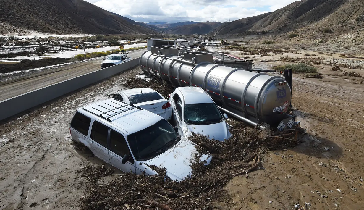 Ratusan kendaraan terjebak di jalan akibat tanah longsor di California Highway 58 di Mojave, Sabtu (16/10/2015). Tanah longsor akibat hujan deras yang mengguyur kawasan tersebut. (AFP Photo/Mark Ralston)