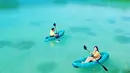 Chistian Sugiono dan Titi Kamal juga melakukan kegiatan seru lainnya, seperti ketika mereka sedang bermain kayak di Telaga Nirwana. Air laut yang terlihat begitu jernih dan pemandangan yang indah mampu menyejukkan hati. (Liputan6.com/titi_kamall)