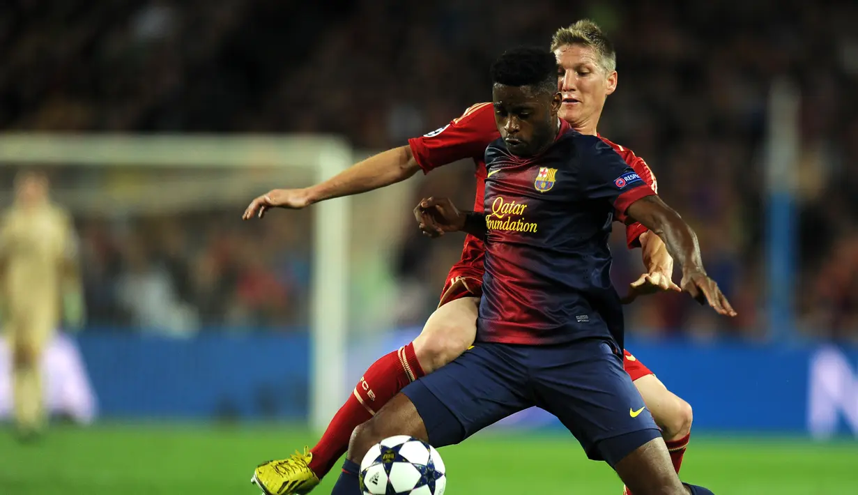 3. Alex Song – Transfer 15 juta pounds dikeluarkan Barcelona demi mendatangkan Alex Song dari Arsenal. Tak ayal banyak yang kaget dengan keputusan yang terjadi di menit akhir transfer tersebut. (AFP/Lluis Gene)