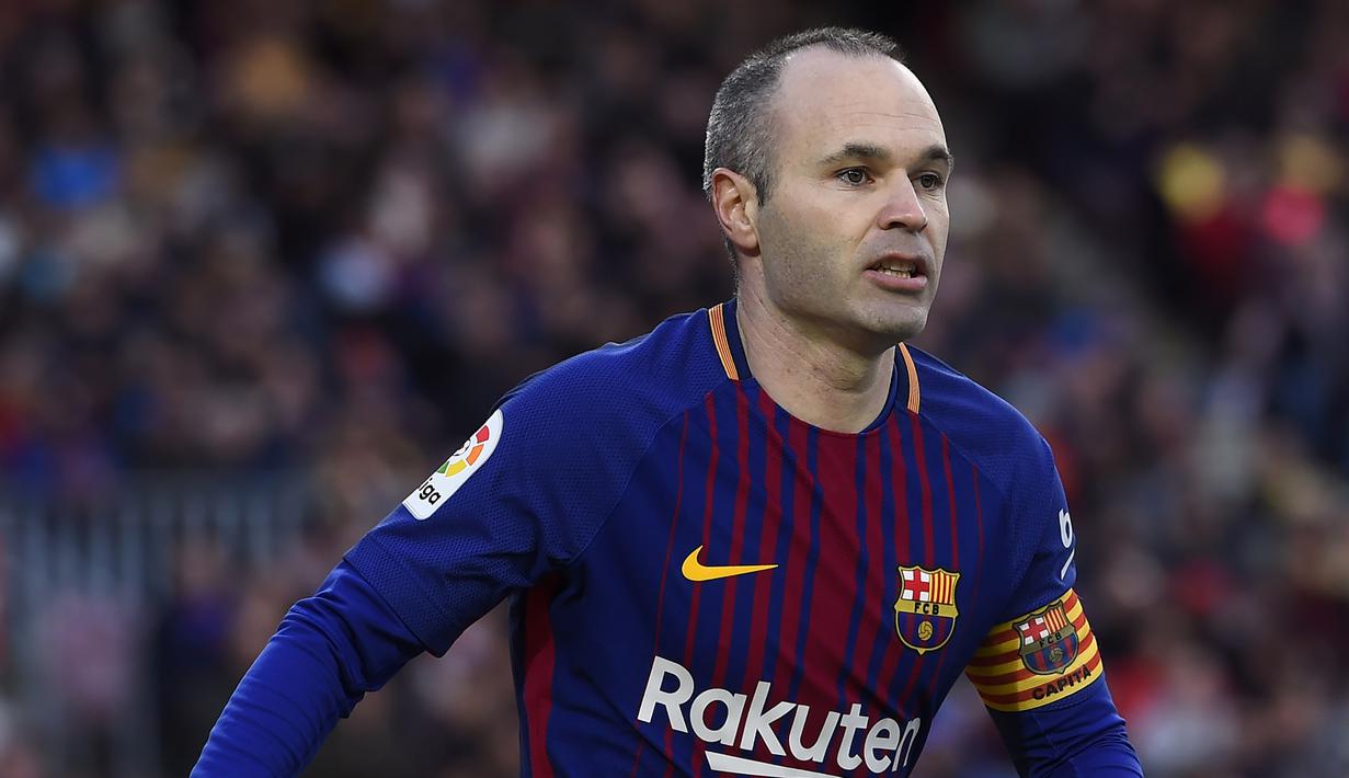 10. Andres Iniesta - Kontrol bola yang sempurna dan kemampuan memberi umpan matang yang tidak perlu diragukan. Kombinasi yang membuatnya menjadi pemain terbaik di Euro 2012, sebuah penghormatan yang sangat pantas didapatkan. (AFP/Josep Lago)