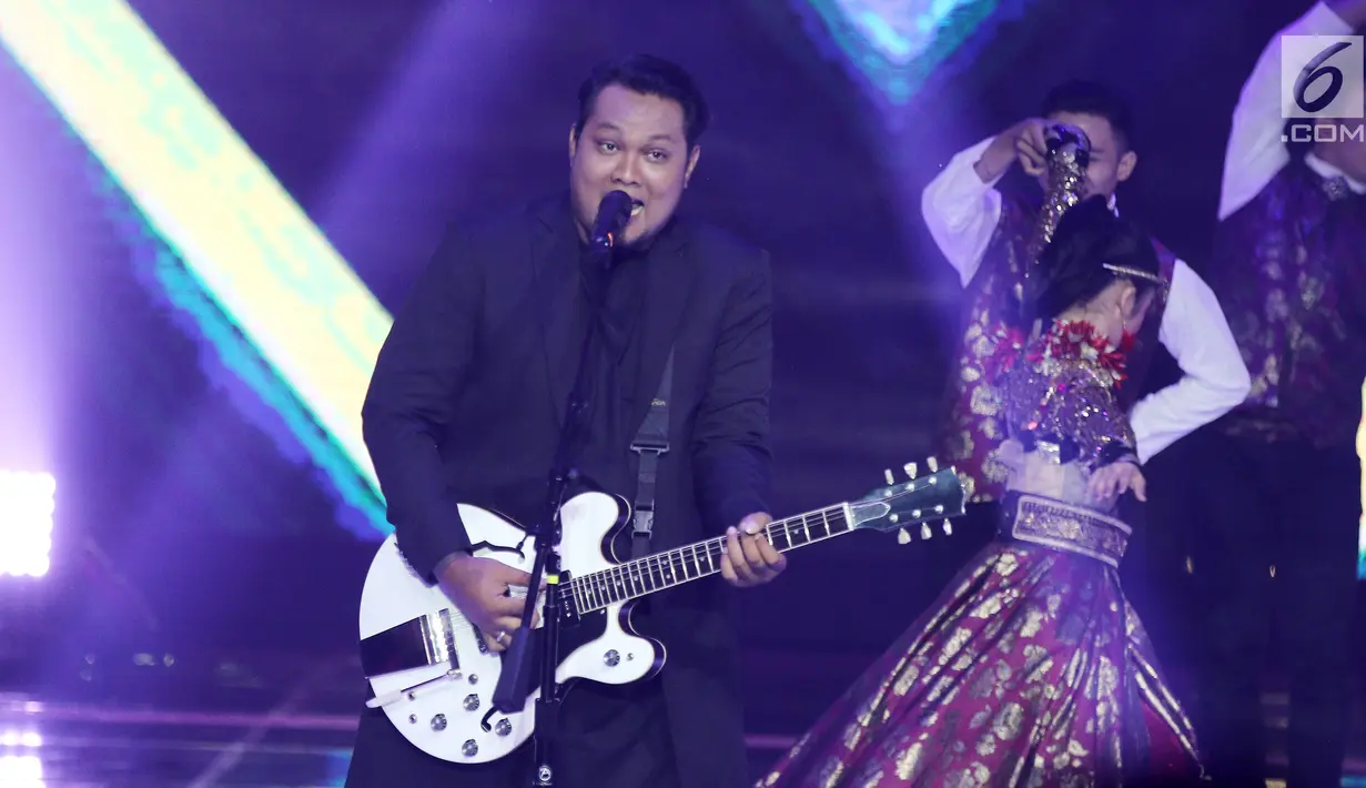 Ekspresi penyanyi Virgoun saat bernyanyi dalam acara IBOMA 2018 di STUDIO 6 EMTEK CITY, Jakarta, Jumat (23/3). Penampilan Virgoun memukau penonton. (Liputan6.com/Herman Zakharia)