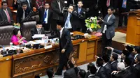 Seorang anggota DPR RI meletakan berkas di meja Popong Otce Djundjunan karena tidak puas dengan sikap Ketua DPR RI sementara tersebut, Jakarta, (1/10/14). (Liputan6.com/Andrian M Tunay)