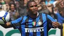 Striker Kamerin, Samuel Eto'o dalam presentasi setelah resmi dibeli Inter Milan di Appiano Gentile pada 28 Juli 2009 . Eto'o ditukar dengan Zlatan Ibrahimovic head yang pindah ke Barcelona. AFP PHOTO/GIUSEPPE CACACE
