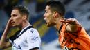 Striker Juventus, Cristiano Ronaldo, melakukan selebrasi usai mencetak gol ke gawang Udinese pada laga Liga Italia di Dacia Arena, Minggu (2/5/2021). Juventus menang dengan skor 1-2. (AFP/Marco Bertorello)