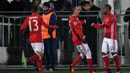 Pemain Bayern Munchen merayakan gol yang dicetak Douglas Costa (kanan) ke gawang Rostov pada pertandingan kelima Grup D Liga Champions di Stadion Olimp 2, Rostov, Rabu (23/11/2016). (AFP/Kirill Kudryavtsev)