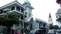 Masjid Agung Jami dan GPIB Imanuel berdampingan di barat Alun – alun Merdeka Kota Malang 