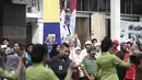 Sejumlah warga mengabadikan kemeriahan atraksi drum band dan pawai budaya di sepanjang Jalan Asia Afrika, Bandung, Rabu (1/6). Lahir Pancasila 1 Juni 2016 dirayakan dengan meriah di Kota Kembang tersebut. (Liputan6.com/Faizal Fanani)