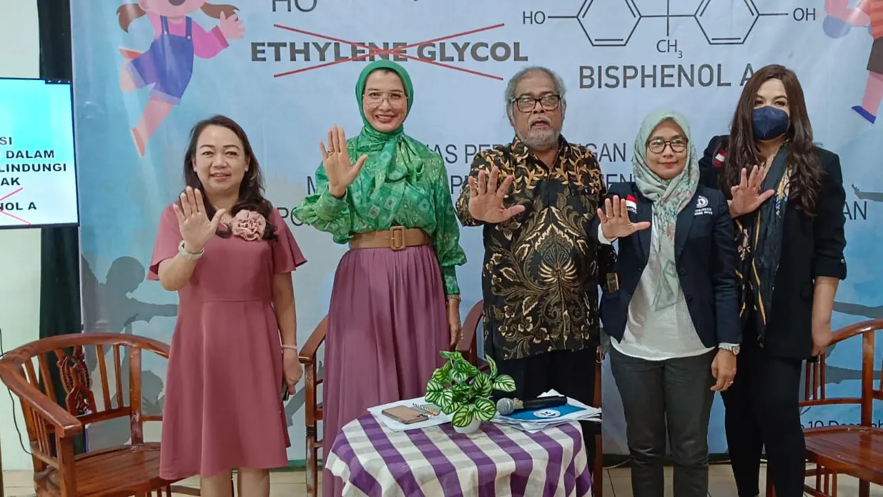 Arzeti Bilbina dan Cornelia Agatha bersama dengan Ketua Komnas Perlindungan Anak Arist Merdeka Sirait