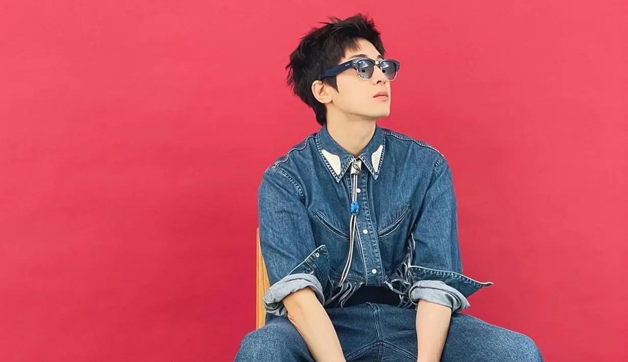 Melalui akun Instagram serta Weverse, Wonwoo kerap mengunggah berbagai kegiatannya. Bahkan, potret penampilannya saat menjalani pemotretan pun kerap mencuri perhatian netizen. (Liputan6.com/IG/@everyone_woo)