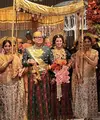 Akbar Supratman dan Fitri Feirel menggelar akad nikah dan resepi pernikahan di salah satu hotel Jakarta. Keduanya pun mengusung pernikahan tradisional yaitu adat Bugis. [@dhirbalaw]