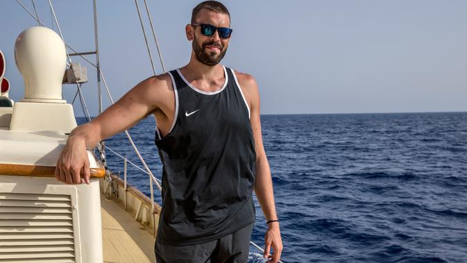 Bintang NBA asal Spanyol, Marc Gasol ambil bagian dalam misi penyelamatan bersama kapal milik LSM Proactiva Open Arms di Laut Mediterania, 16 Juli 2018. Proactiva Open Arms adalah sebuah LSM yang berusaha membantu para migran di laut yang tenggelam. (AFP)