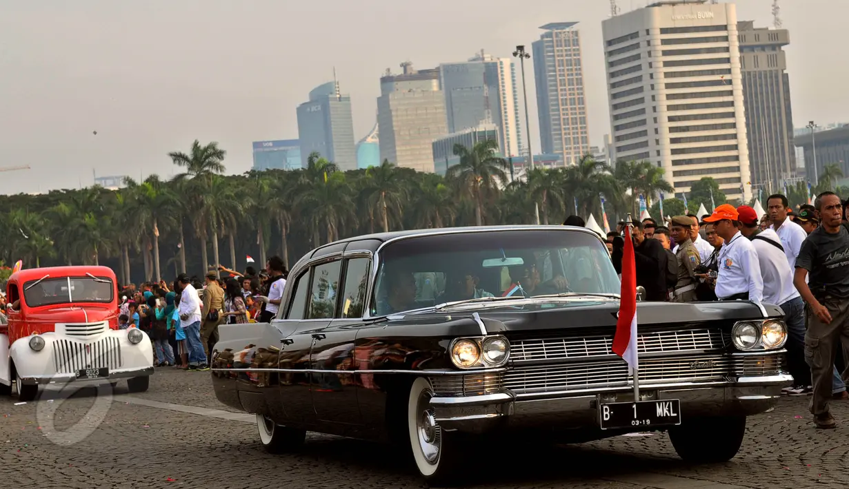 Deretan mobil antik ikut memeriahkan pawai seni dan budaya Jakarta Karnaval, Minggu (7/6/2015). Pawai Jakarta Karnaval ini dalam rangka perayaan HUT Jakarta ke-488. (Liputan6.com/Faisal R Syam)
