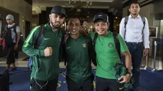 Pemain Timnas Indonesia, Evan Dimas, Irfan Jaya, Stefano Lilipaly, bersiap ke Bandara Soetta dari Hotel Sultan, Jakarta, Rabu (14/11). Timnas Indonesia akan berangkat ke Thailand untuk laga Piala AFF 2018. (Bola.com/Vitalis Yogi Trisna)