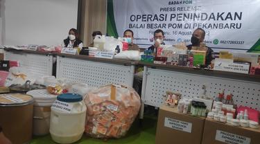 Barang bukti kosmetik ilegal dan pembuatan kosmetik berbahaya sitaan BBPOM Pekanbaru.