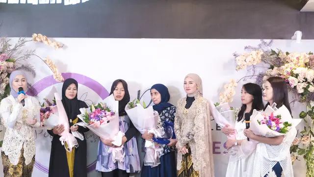 Shandy Purnamasari memberikan penghargaan kepada 10 Perempuan Mandiri di Hari Kartini