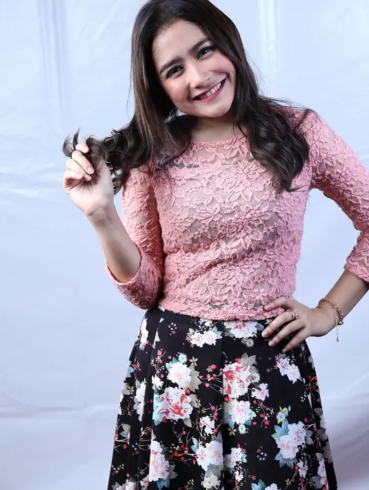 Gaya khas Prilly Latoconsina yang membuat banyak orang kangen (Galih W Satria/Bintang.com)