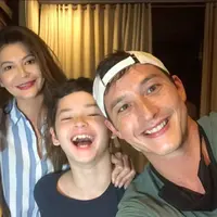 Tamara Bleszynski dan Mike Lewis, satu di antara mantan pasangan suami istri yang masih berhubungan baik, terutama untuk urusan anak. Tamara dan Mike masih sering bertemu demi buah hati tercinta, Kenzou Leon. (Instagram/tamarableszynskiofficial)