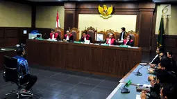 Suasana sidang pembacaan putusan hakim terdakwa menyuap panitera pengadilan Saipul Jamil di Pengadilan Tipikor Jakarta, Senin (31/7). Dihari ulang tahunya Saipul Jamil mendapatkan hadiah sepatu dan kue ulang tahun. (Liputan6.com/Helmi Afandi)
