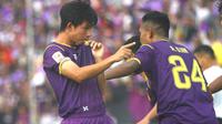 Ekspresi bek Persik Kediri, Risna Prahalabenta Ranggalelana (kanan), setelah mencetak gol ke gawang PSIM Yogyakarta pada Liga 2 2019 di Stadion Sultan Agung Bantul, Senin (1/7/2019). (Bola.com/Gatot Susetyo)