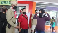 'Pejuang 45' Blora bagikan masker untuk warga yang kenakan masker. (Foto: Liputan6.com/Adirin)