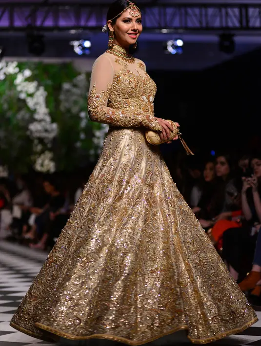 Seorang model membawakan pakaian tradisional Pakistan rancangan desainer Nomi Ansari selama peragaan busana yang digelar oleh Loreal Paris Pakistan Fashion Design Council di Lahore, Selasa (4/9). (AP Photo / K.M Chaudary)