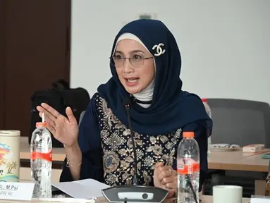 Desy Ratnasari menjadi anggota DPR RI yang tentunya vokal untuk menyuarakan aspirasi rakyat di forum tertinggi. Oleh karena itu, pemain film Si Kabayan Mencari Jodoh ini dituntut untuk tegas dan tepat sasaran saat beropini di seminar atau sebuah rapat. (Liputan6.com/IG/@desyratnasariterdepan)