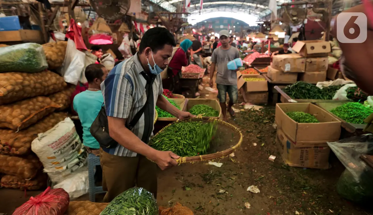Suasana aktivitas jual beli di Pasar Induk Kramat Jati, Jakarta Timur, Minggu (12/4/2020). Kegiatan di pasar tersebut berjalan normal selama pandemi COVID-19, namun penjual dan pekerja masih terlihat belum mengenakan masker. (Liputan6.com/Johan Tallo)