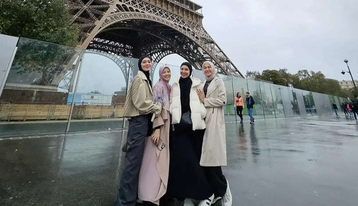 Kompak memakai busana muslim, keempatnya menikmati momen saat mengunjungi Menara Eiffel. Bahkan, penampilan Natasha Rizky, Nina Zatulini, Dian Ayu dan Ratna Galih juga tak lepas dari perhatian netizen. (Liputan6.com/IG/@ninazatulini22)