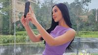 Penyanyi Lyodra Ginting berfoto selfie dengan Samsung Galaxy S23 (Liputan6.com/ Agustin Setyo W).