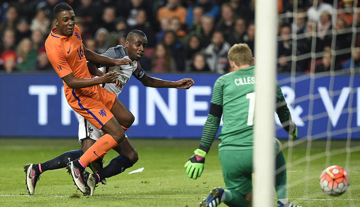 Gelandang Prancis, Blaise Matuidi, berusaha membobol gawang Belanda yang dijaga kiper Jasper Cillessen pada laga persahabatan di Stadion Amsterdam Arena, Amsterdam, Jumat (25/3/2016). Belanda takluk 2-3 dari Prancis. (AFP/Franck Fife)