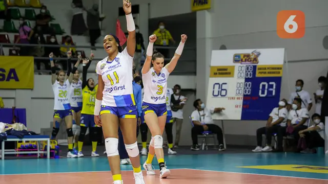 Pemain Bandung BJB Tandamata, Madeline Jazmin Guillen Paredes (kiri) dan Nikoleta Perovic