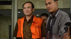 Mantan Menteri Agama Suryadharma Ali keluar dari Gedung KPK usai menjalani pemeriksaan, Jakarta, Selasa (21/4/2015). SDA diperiksa sebagai tersangka kasus penyelenggaraan haji di Kementerian Agama tahun 2012-2013.(Liputan6.com/Yoppy Renato)