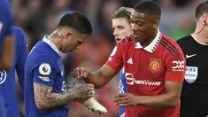 Pemain MU, Anthony Martial (kanan), mengambil sepatu miliknya dari tangan pemain Chelsea, Enzo Fernandez, dalam laga tunda pekan ke-32 Liga Inggris 2022/2023 yang berlangsung di Old Trafford, Jumat (26/5/2023). (AFP/Oli Scarff)
