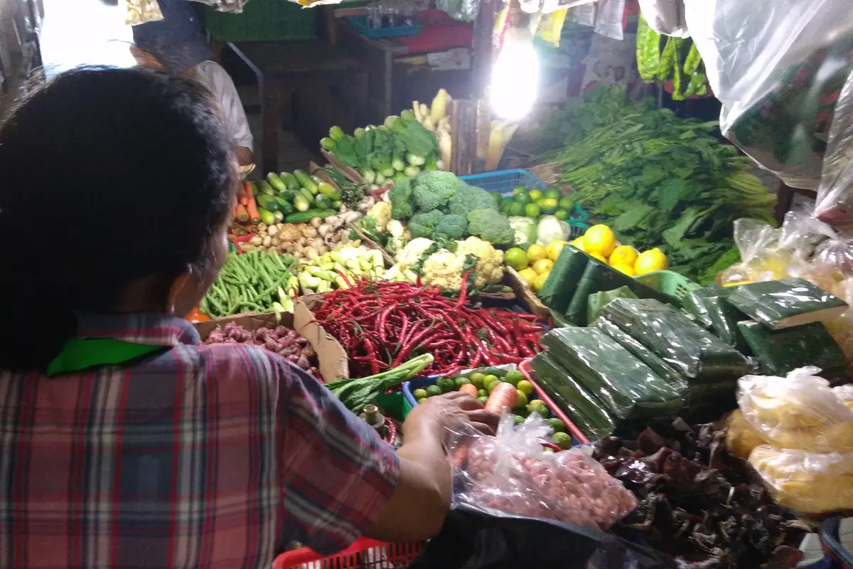 Pedagang sayur dan cabai di Pasar Slipi