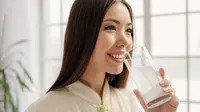 Benarkah Minum Cukup Air Putih Bikin Kulit Cerah Bersinar?