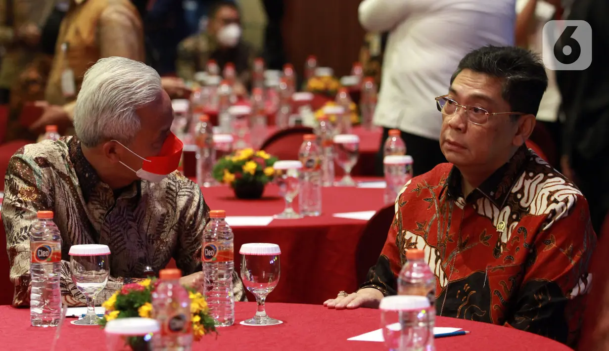 Ketua DPP PDIP Utut Adianto (kanan) berbincang dengan Gubernur Jawa Tengah yang juga kader PDIP Ganjar Pranowo saat menghadiri acara Anugerah Keterbukaan Informasi Publik Tahun 2022 di Tangerang, Banten, Rabu (14/12/2022). Partai Demokrasi Indonesia Perjuangan (PDIP) kembali berhasil meraih penghargaan Anugerah Keterbukaan Informasi Publik Tahun 2022 dari Komisi Informasi Pusat (KIP) RI yang diwakili oleh Ketua DPP PDIP Utut Adianto. (Liputan6.com/Johan Tallo)