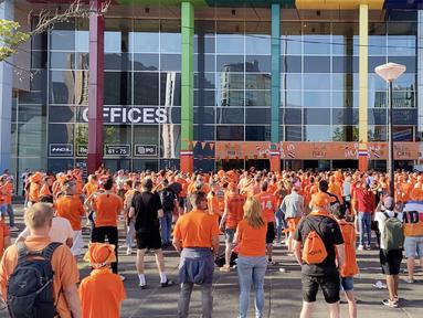 Suasana kerumunan penonton pendukung Belanda jelang pertandingan melawan Ukraina. Meski berkerumun, mereka terlihat masih berusaha menjaga jarak satu sama lain. (Foto: Bola.com/Tito Sianipar)