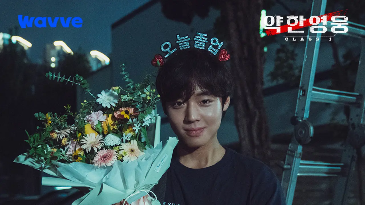 Park Jihoon di balik layar Weak Hero Class 1. (Twitter/ wavve_official)