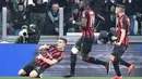 Penyerang AC Milan, Krzysztof Piatek, melakukan selebrasi usai membobol gawang Juventus pada laga Serie A di Stadion Allianz, Turin, Sabtu (6/4). Juventus menang 2-1 atas AC Milan. (AP/Andrea Di Marco)