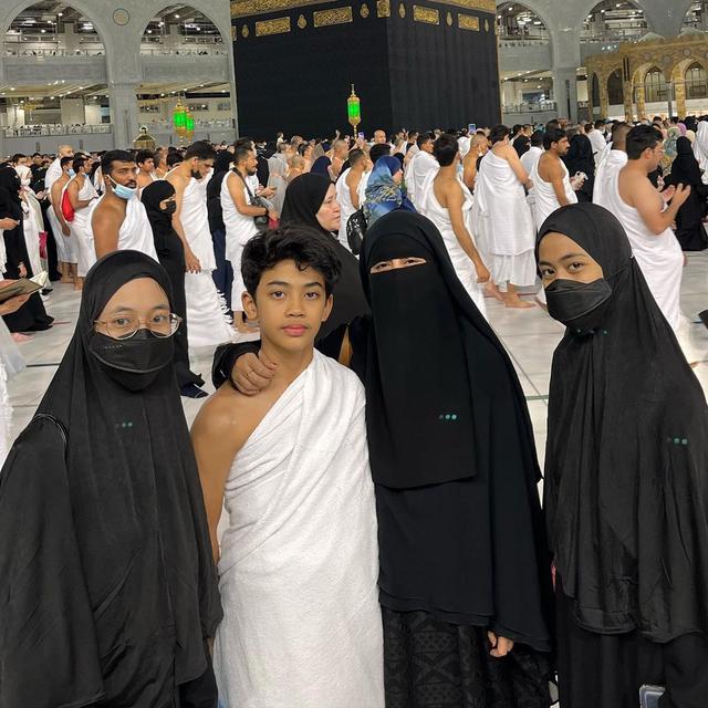 Rindu Tanah Suci, Ini 5 Potret Umi Pipik saat Ibadah Umrah dengan Ketiga Anaknya